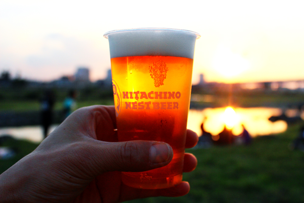 ふらり多摩川で、夕陽を見ながら二子玉川のクラフトビール「ふたこビール」を味わう